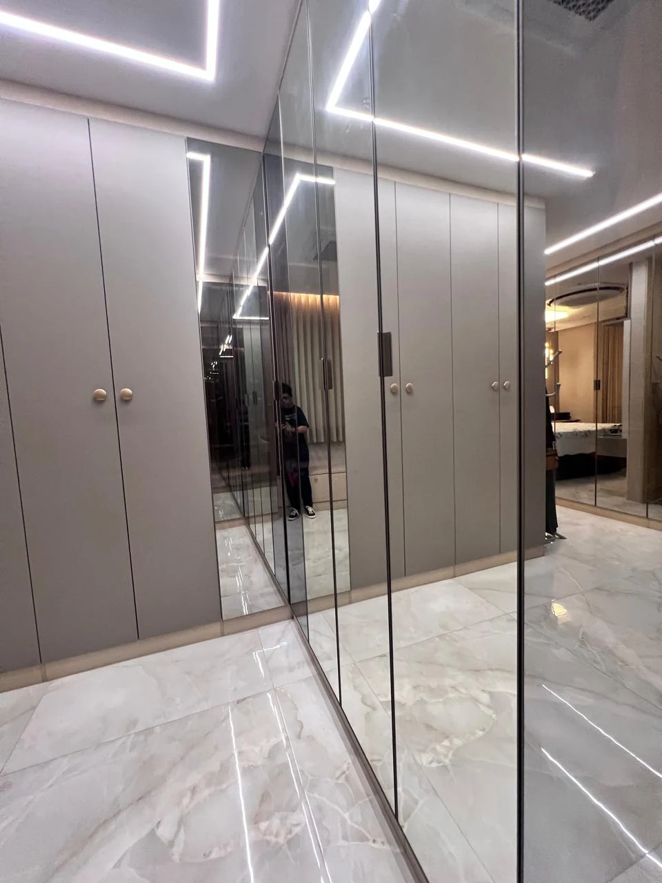 Closet com portas espelhadas