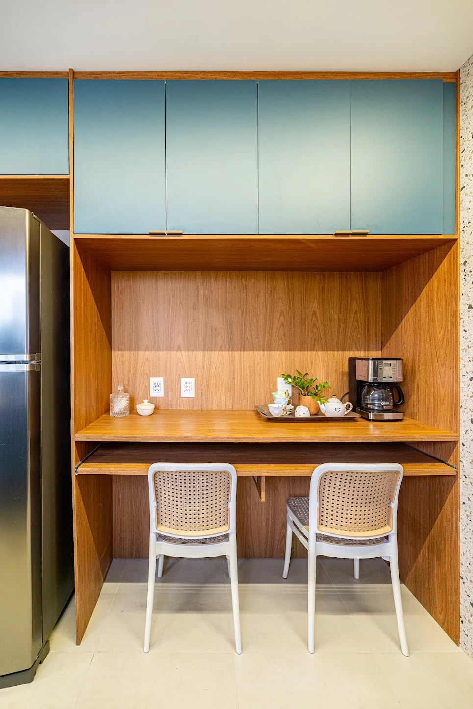 Espaço café planejado com bancada e armários