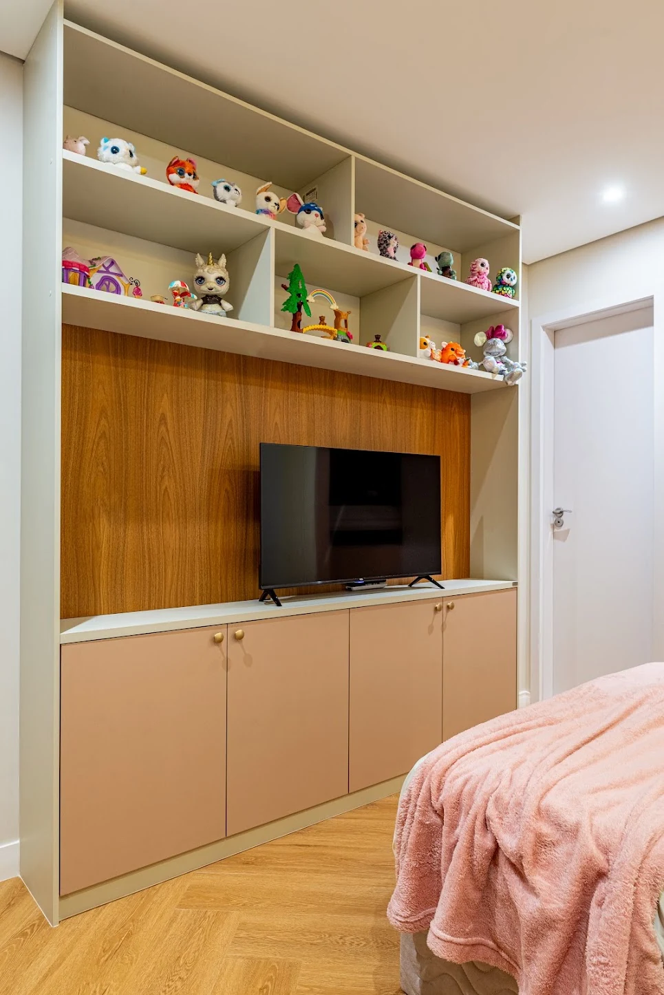 Rack planejado em madeira com detalhe arredondado